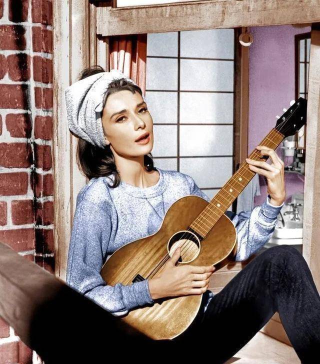 戏外,她的海魂衫,芭蕾舞鞋,赫本短发至今仍是时尚前沿范本