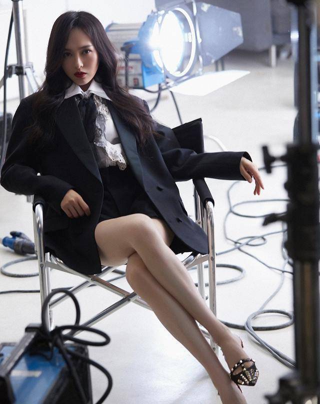 唐嫣现身活动,生图下的腿火上热搜,这腿围是真实存在的吗_身材_网友