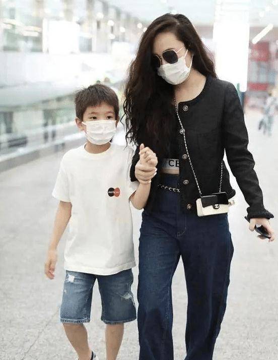 而霍思燕为了保护儿子,现在已经很少在网上分享嗯哼的照片了,在学校里