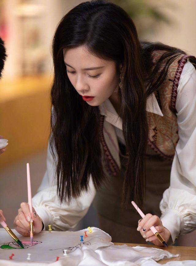 宋妍霏助理手机上7个大字火了_张一山_公众_官宣