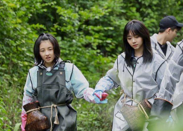 谭松韵首谈妈妈:希望梦到她,愿下辈子做我的女儿,妹妹拥抱暖心_张子枫