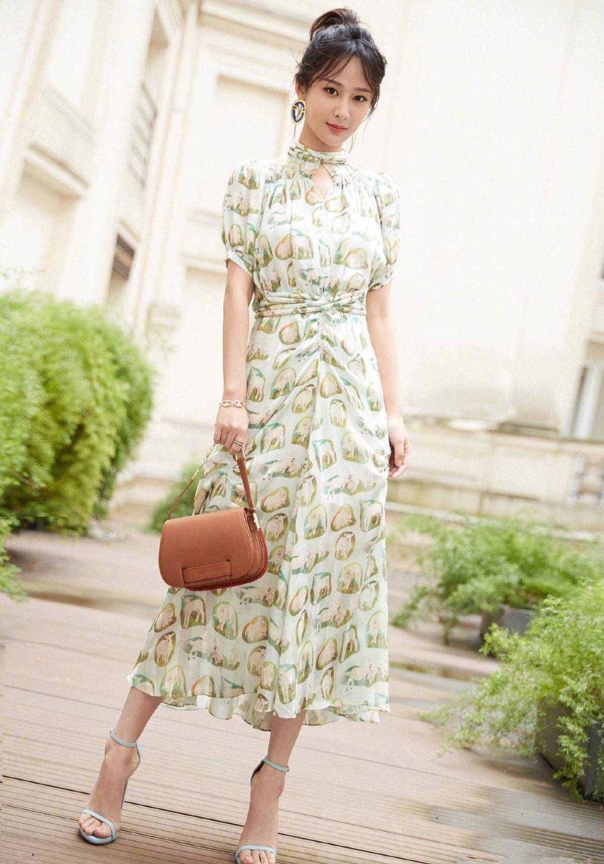 谭松韵和杨紫穿同款印花裙,隔空撞衫,美的很有辨识度_显得_高跟_视觉