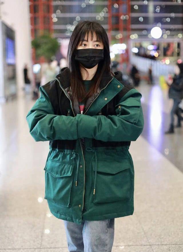 谭松韵素颜走机场,穿绿色棉服不怕冷,衣服太大显娇小_小伙伴_身材