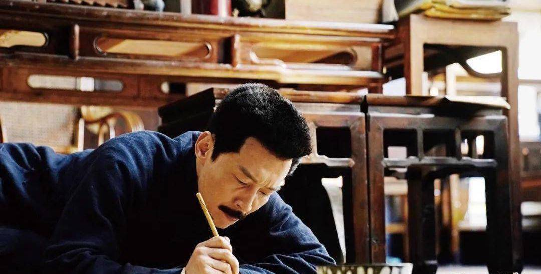 曹磊在电视剧《觉醒年代》中扮演鲁迅.