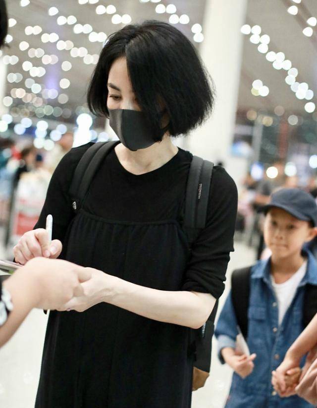 素颜的王菲太暴露年龄,穿黑色休闲装低调随性,终于相信她50岁了_化妆