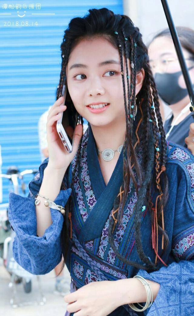 她谈8场恋爱依然单身,30岁扮演18岁高中生超高流量她是谁_谭松韵_家人