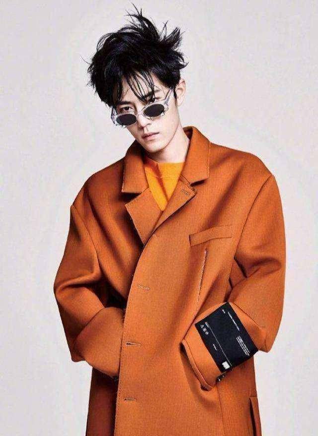 同是毛呢大衣,为什么王一博和肖战都选择了橙色,谁更博你眼球?