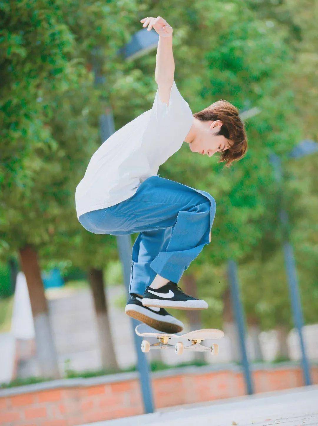 王一博500块的鞋穿到烂,网友:比白敬亭不知道高到哪里去了!