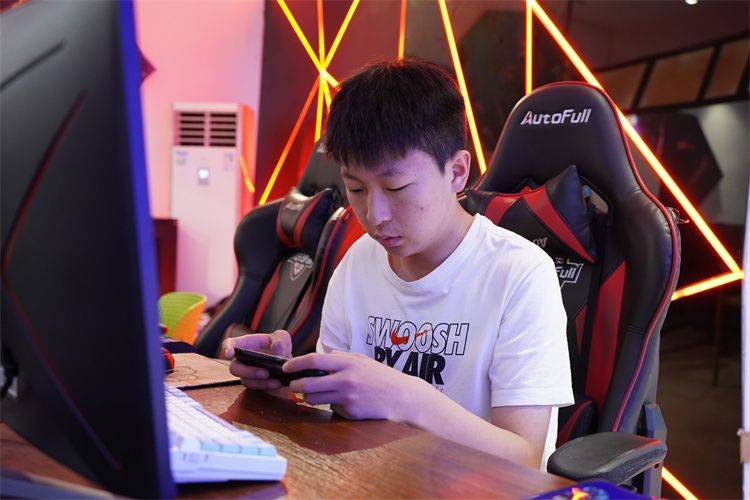 新生故事|马好骏:眼里有梦想光芒的电竞男孩_同学_新华_感觉