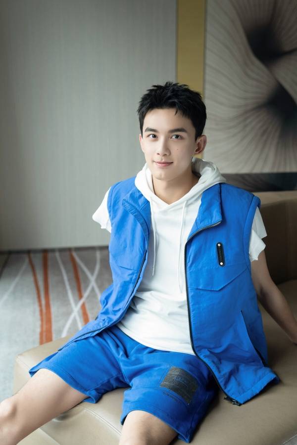 图片来源:微博@吴磊明星隐藏技能6:张彬彬差点当了电竞选手近期张彬彬