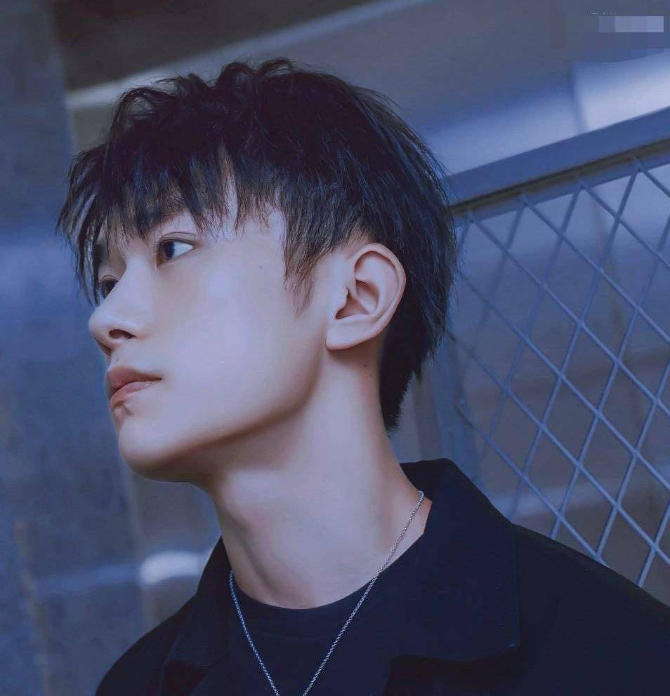 特别帅气阳光的张新成圈粉无数,除了漂亮的眼睛,张新成的喉结也很吸睛