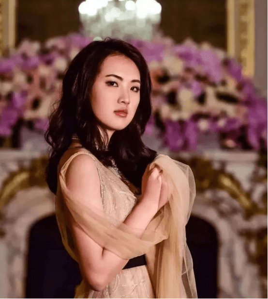 手握19个亿的项目,百亿资产,零花钱6位数,豪门千金无聊的人生_何超莲