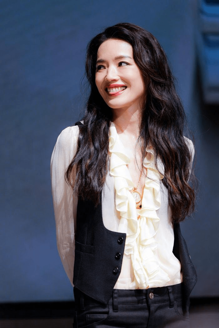 舒淇携新片《寻她》亮相上海电影节 红唇大波浪笑容迷人_观众_魅力