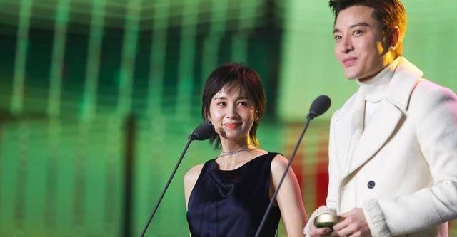 她至少把孩子的抚养权拿到了手里,而2021年她的事业发展也比贾乃亮好