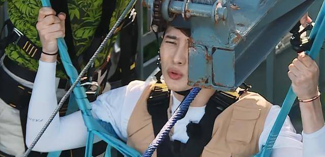 王嘉尔挑战悬崖秋千,谁注意俯视镜头下他的手,害不害怕一目了然_工作