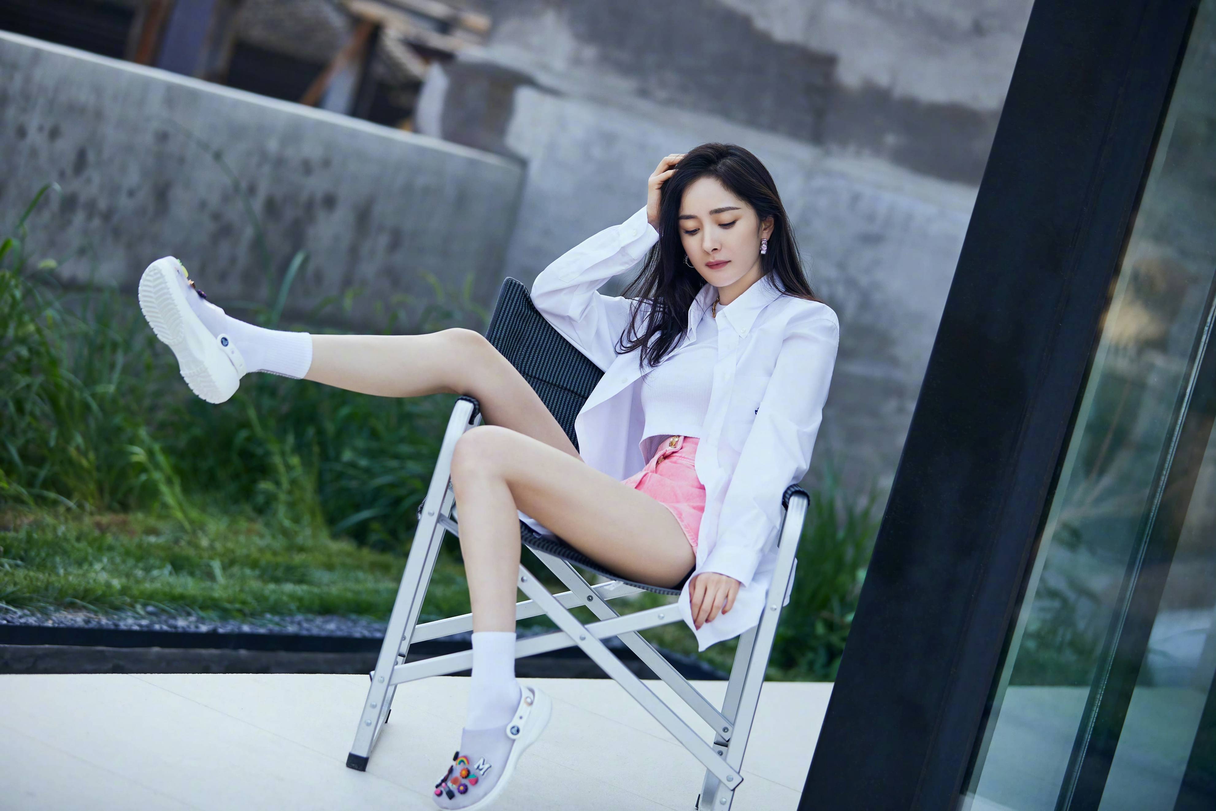 杨幂玉足大白腿写真·又酷又飒,邻家少女图片分享_成为了_形象_风格