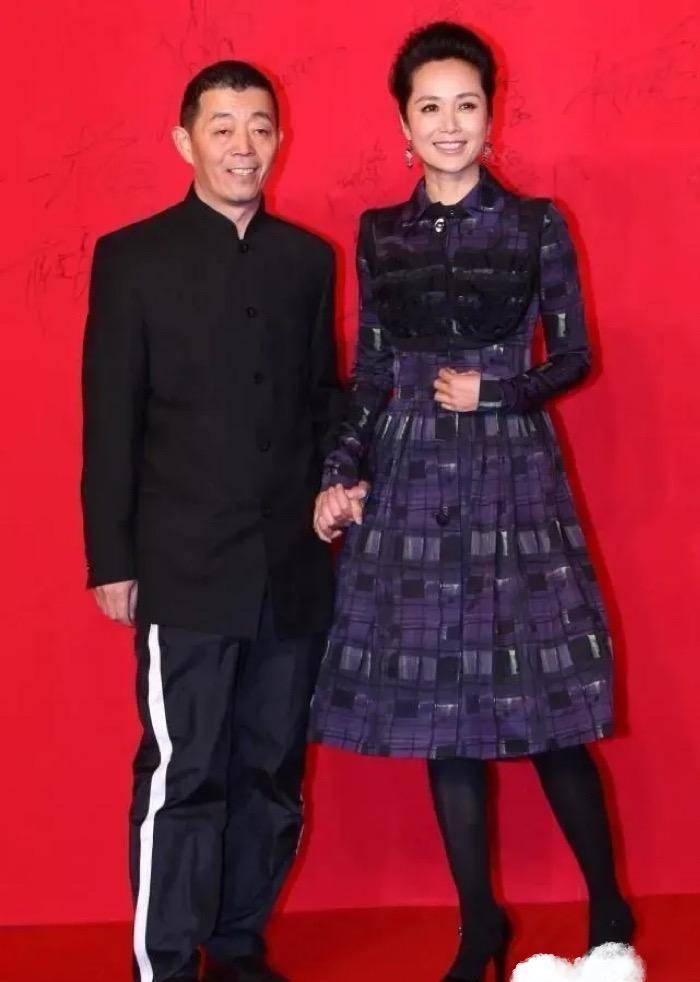 56岁蒋雯丽很会"装嫩",穿衬衫裙弹头,让顾长卫害羞_剪裁_西装_年龄