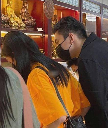 王大陆和蔡卓宜同游雍和宫从兄妹到情侣这瓜要熟了_节目_画面_穿着