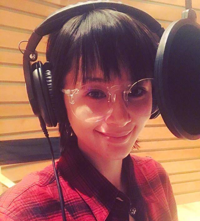 王子文穿着黑红格子的外套,下身黑色长裤,也是十分简约休闲.