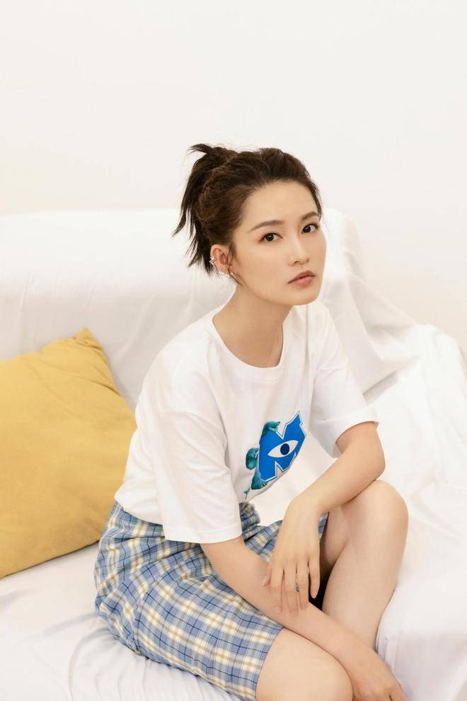 李沁机场新造型,泡泡袖上衣搭配牛仔长裤,尽显清新自然般惬意_显得