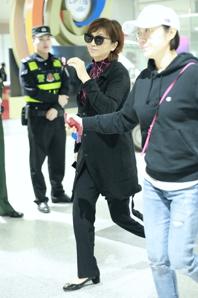 55岁江珊发福却一脸富贵相,穿红裙戴丝巾,打扮俗套掩不住好气质_时候