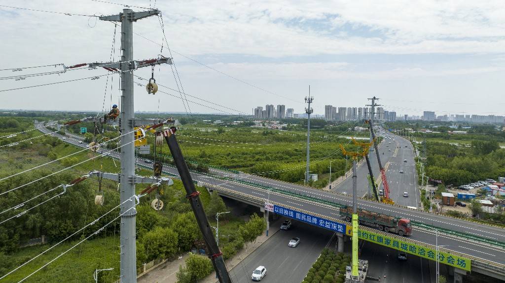 作业现场,首次应用"移动式可伸缩双向回转跨越架"新设备机械化施工