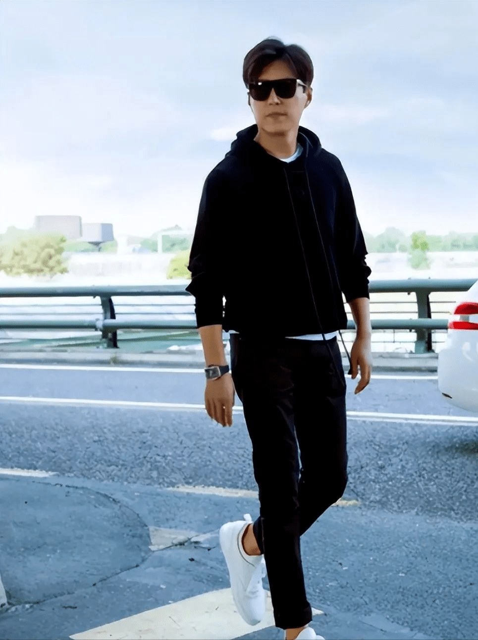 46岁靳东休假接儿子放学被围观,8岁儿子颜值超凡比他还帅_服装_衬衫