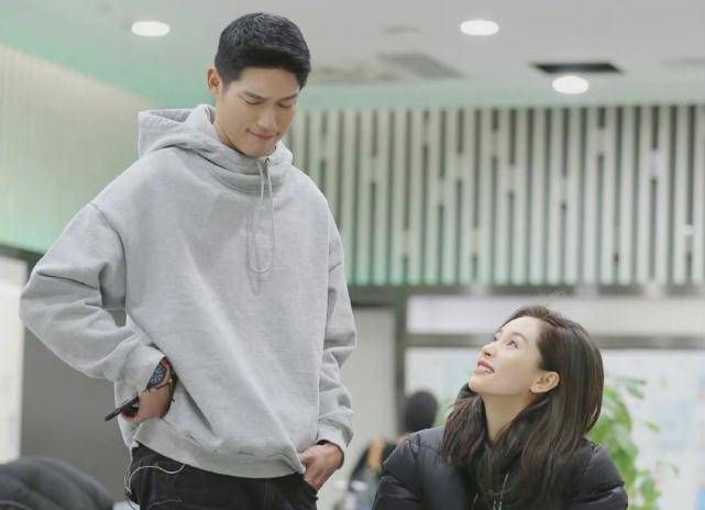 3月28日,有网友在上海淮海路偶遇了王子文和吴永恩,照片中的吴永恩手