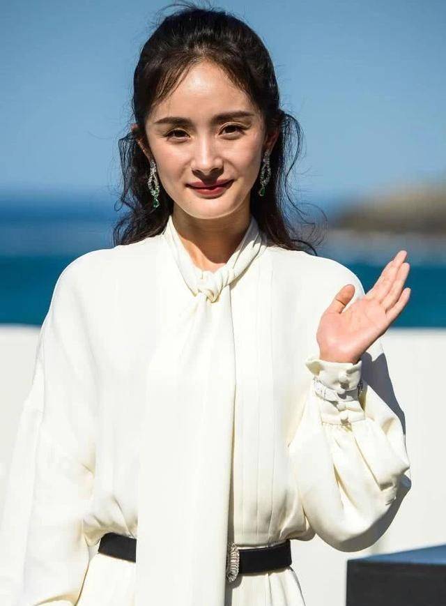 在影片《春娇与志明》里面,杨幂则演了一个美丽温柔的空姐尚优优,与到