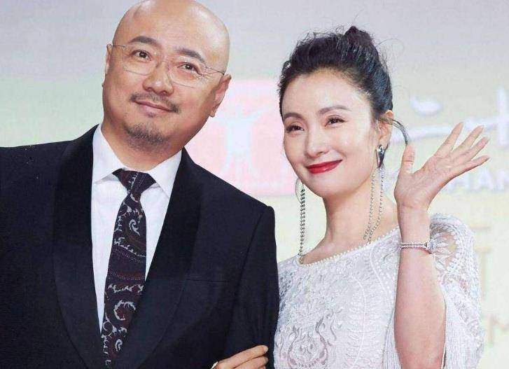 满身名牌一顿早饭上千元,停留国外已半年_徐峥_女儿_徐小宝