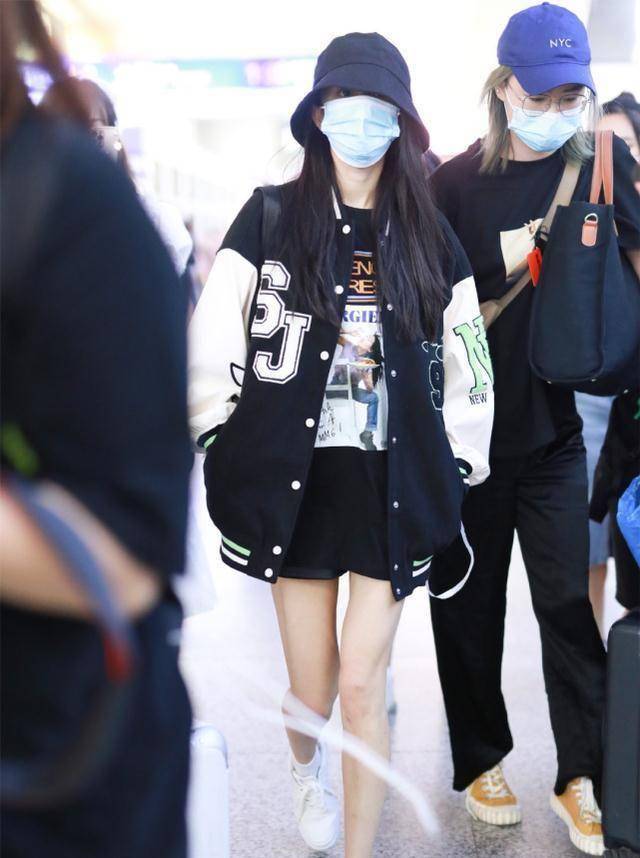 网友偶遇杨幂购物,穿渔网袜走在人群中格外吸睛_镜头_时尚_女儿