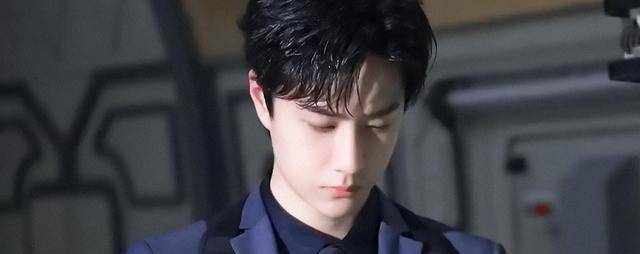 王一博空投惊喜!新歌《空投计划》来了,带你一起吃鸡_和平_精英_战队