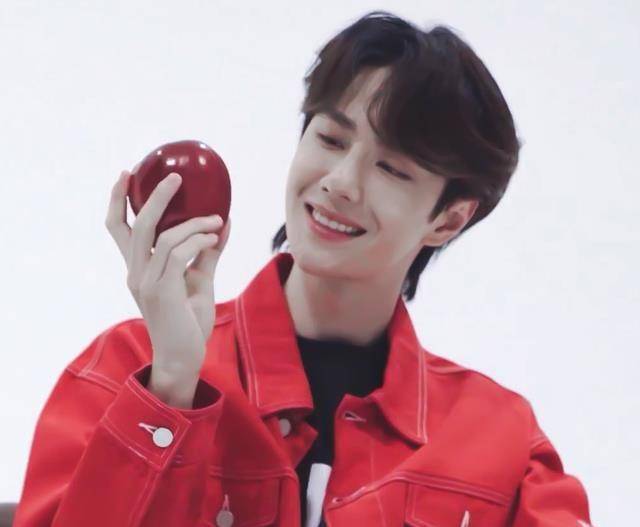 王一博拍戏结束饿肚子赶行程,状态满分还礼貌,最后吃光剩下道具_人气