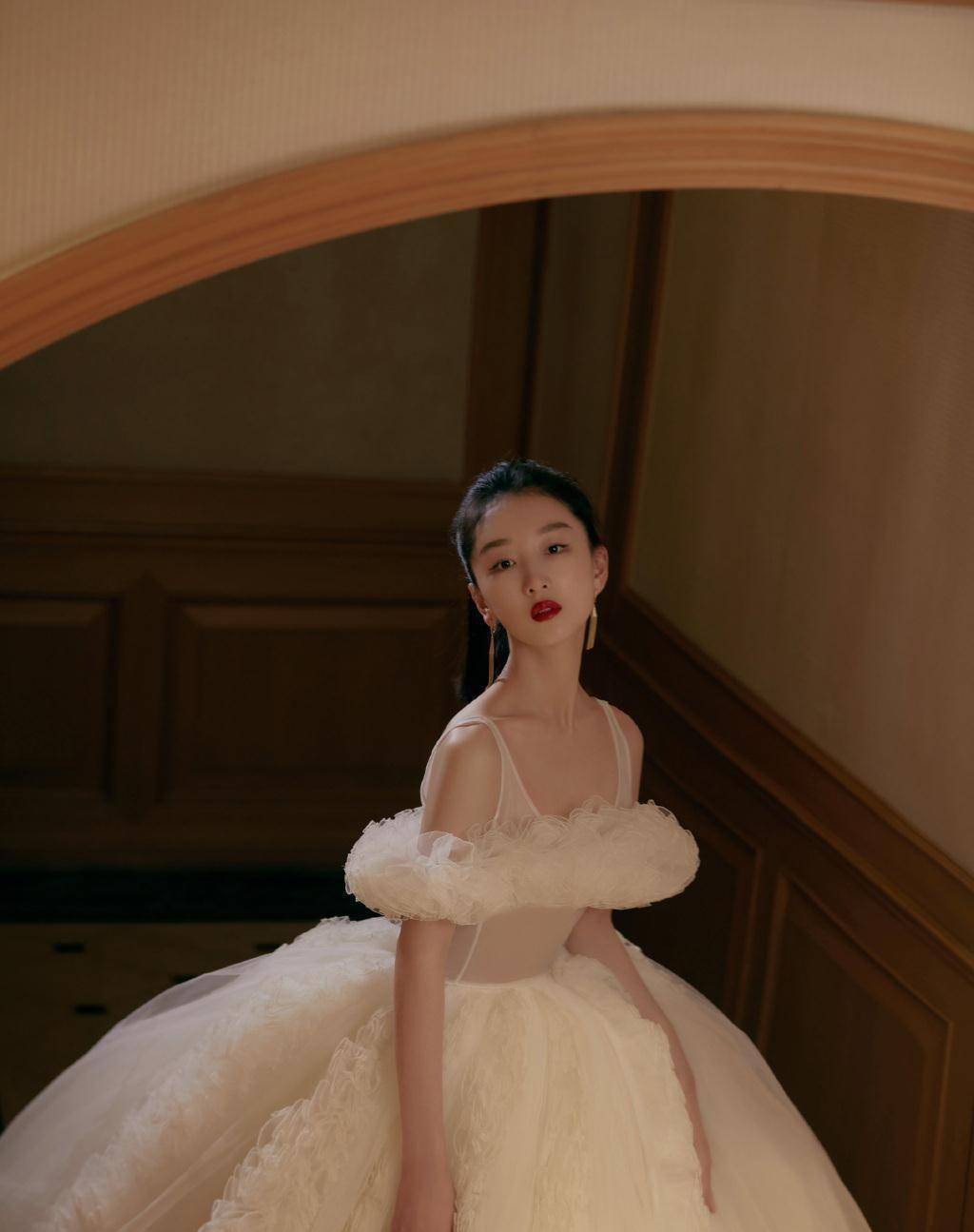 网友劝张曼乐与马思纯分手,张曼乐直接骂人,周冬雨也被牵扯进来_女孩