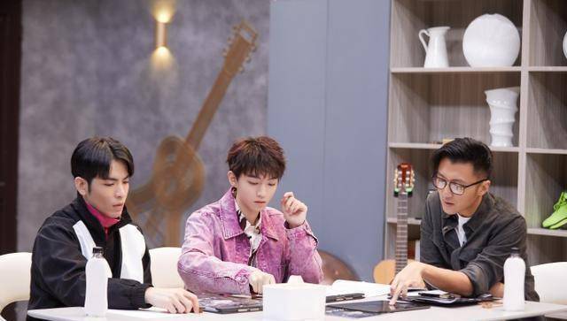 王一博送护士每人一部手机,邓伦走路气势足,王俊凯穿小龙虾衬衫_嘉宾