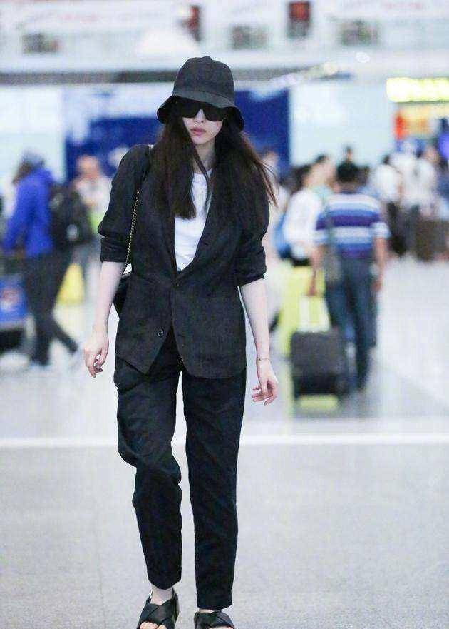 拖鞋也能时髦到起飞,明星也爱穿拖鞋,解放双脚最舒服!