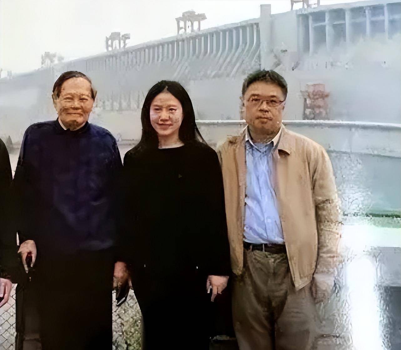 杨振宁一家拍全家福,100岁的他佝偻老态,翁帆穿一身黑气质优雅_分析