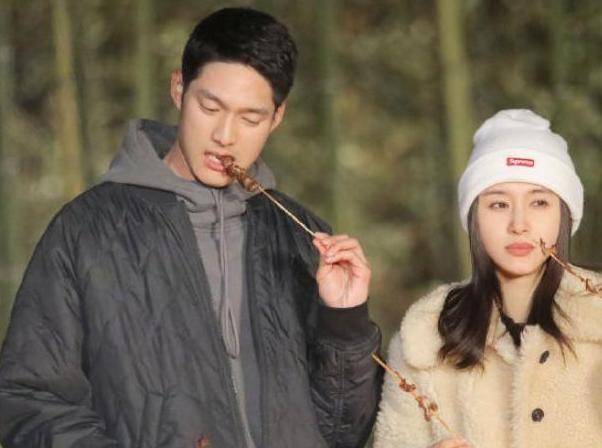 王子文和吴永恩牵手逛街,淡妆打扮朴素,细节凸显两人的感情现状_节目