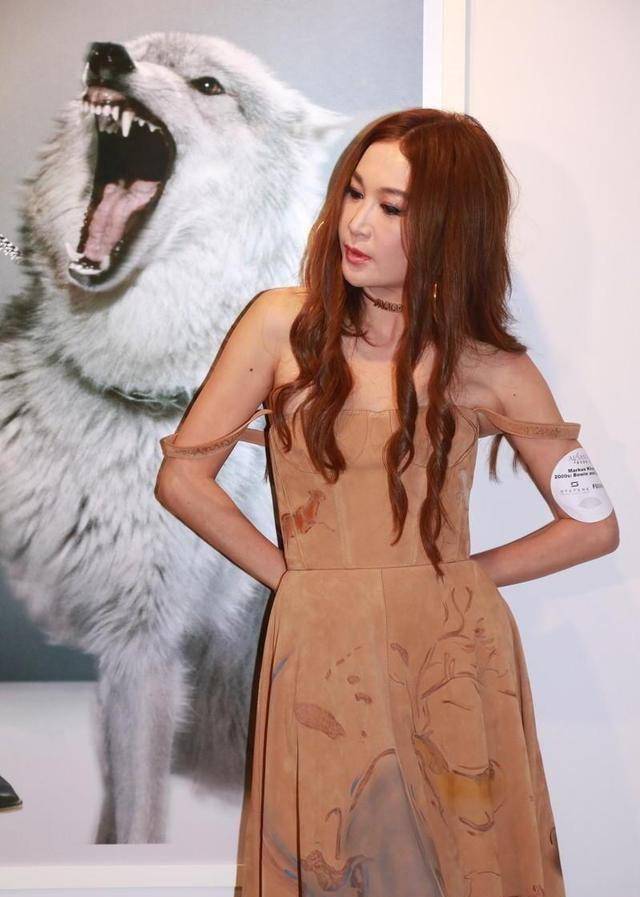 温碧霞终于换减龄发型,穿斜肩连衣裙扎麻花辫,55岁美成35岁_时尚_设计