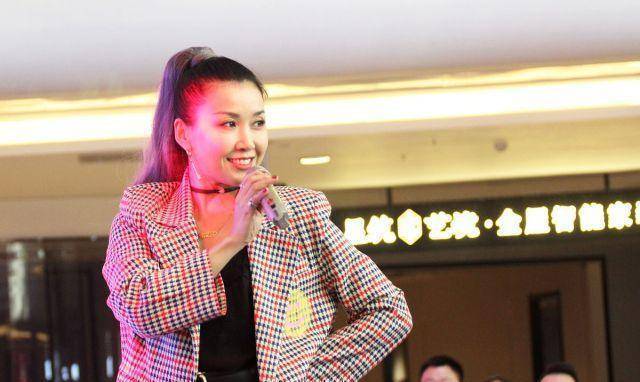 王蓉罕见现身商演,发福走样变大妈,发际线后移大脑门抢镜_西装_气质