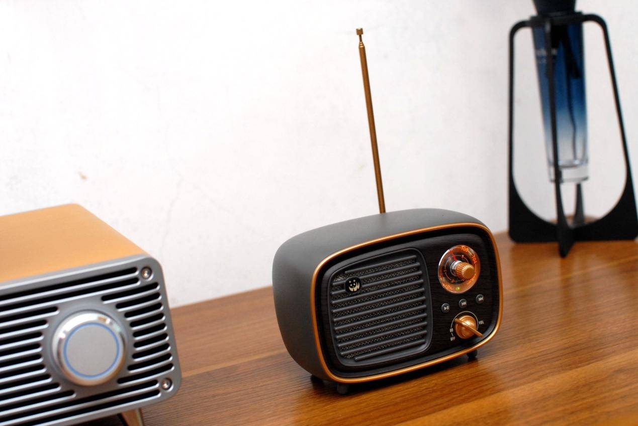 经典复刻成为潮人们的娱乐中心：熊猫1936 D36复古收音机蓝牙音箱