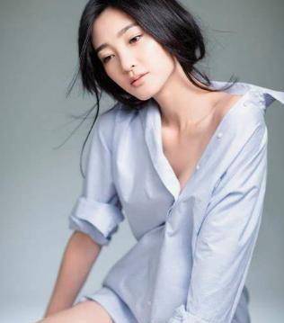 网友拍到,丽坤和男友出现在民政局,难道是好事将近了吗?