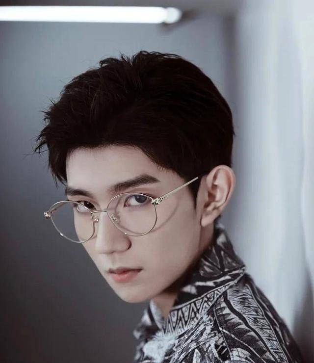 王源长相分析_下颌_鼻翼_鼻子