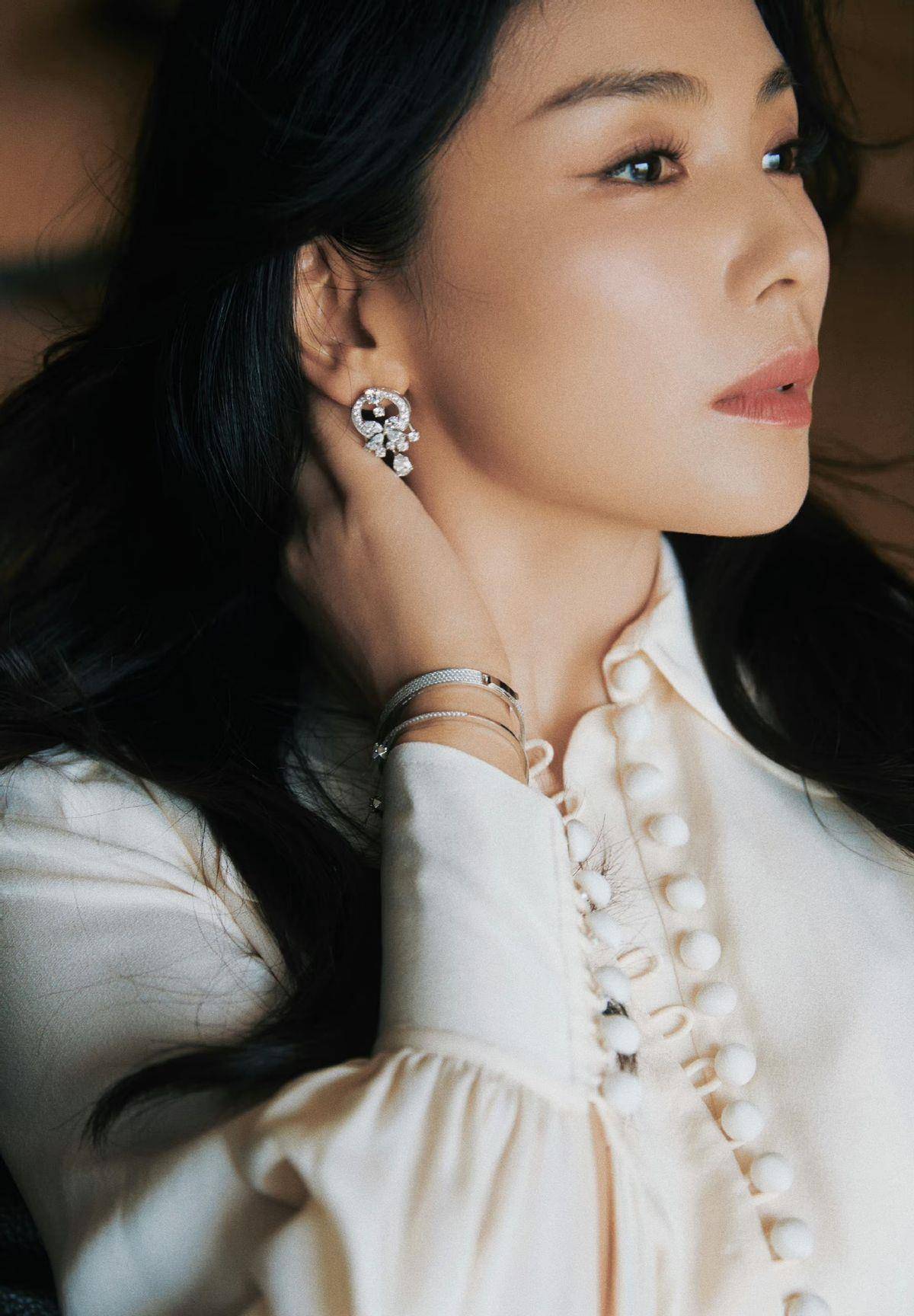 44岁刘涛闪耀活动现场!穿白裙好嫩啊,"换脸"大成功彻底回春了