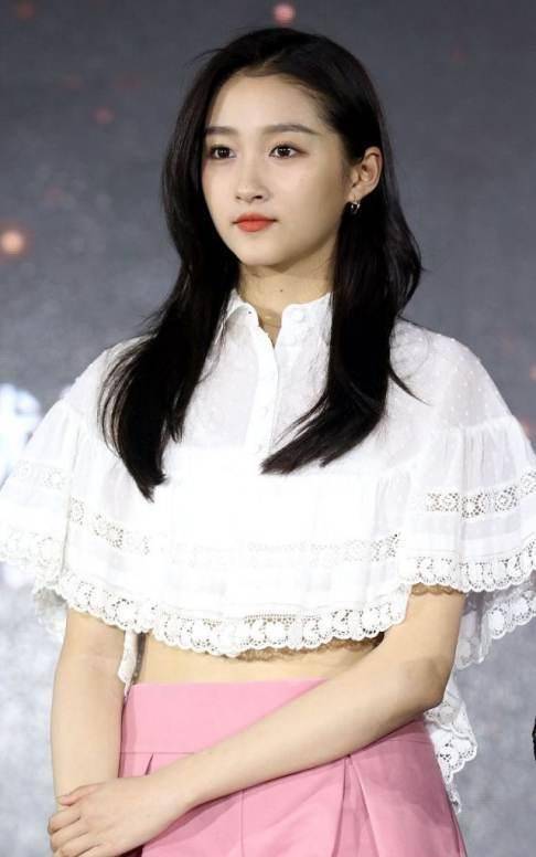 网爆关晓彤为鹿晗买情侣鞋记录,本以为鞋码是亮点,谁知价格才是