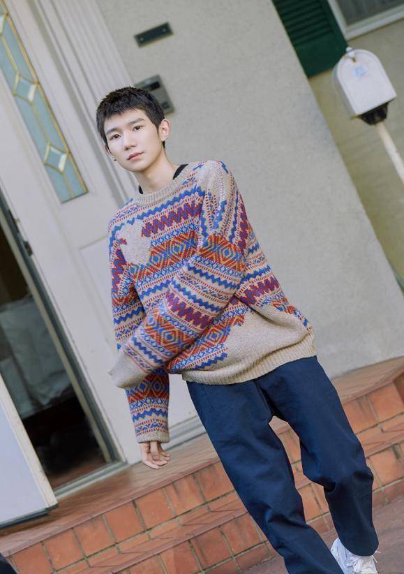 果然还是少年感的穿搭比较适合王源,穿上了一款日系民族风元素的针织