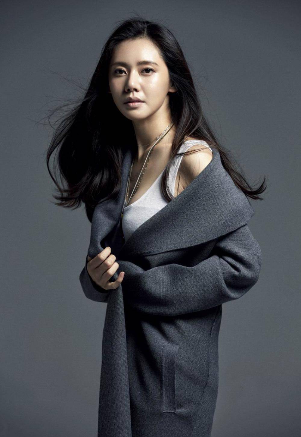 秋瓷炫成名秘史,拍过动作片,曝过不雅照,最终是如何洗白的?