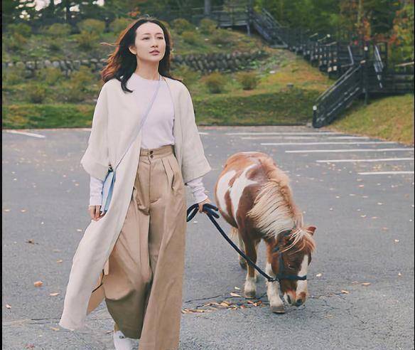 王鸥美的愈发高调,港风造型女人味十足,西装配短靴霸气侧漏_气质_设计