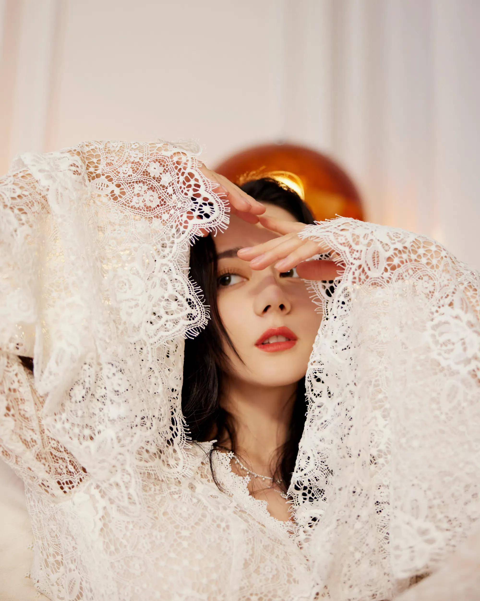 迪丽热巴穿白色时尚连衣裙好优雅简约,穿白色时尚连衣裙,很美_仙女