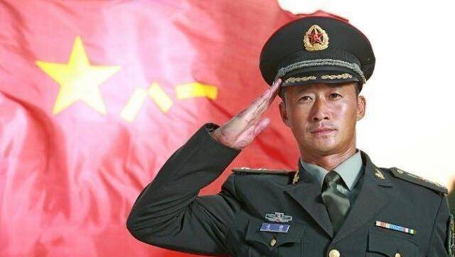 他所出演的《战狼2》就是一部爱国题材的电影,里面的吴京是一位爱国的